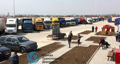 Перехватывающая парковка в г. Славянск-на-Кубани Краснодарского края на 500 грузовых транспортных средств. Фото: http://transdir.ru/?news=%D0%B0%D0%BD%D0%BE-%D0%B5%D1%82%D0%B4-%D1%81%D0%B4%D0%B0%D0%BB%D0%B0-%D0%B2-%D1%8D%D0%BA%D1%81%D0%BF%D0%BB%D1%83%D0%B0%D1%82%D0%B0%D1%86%D0%B8%D1%8E-%D0%BF%D0%B5%D1%80%D0%B5%D1%85%D0%B2 Перехватывающая парковка в г. Славянск-на-Кубани Краснодарского края на 500 грузовых транспортных средств. Фото: http://transdir.ru/?news=%D0%B0%D0%BD%D0%BE-%D0%B5%D1%82%D0%B4-%D1%81%D0%B4%D0%B0%D0%BB%D0%B0-%D0%B2-%D1%8D%D0%BA%D1%81%D0%BF%D0%BB%D1%83%D0%B0%D1%82%D0%B0%D1%86%D0%B8%D1%8E-%D0%BF%D0%B5%D1%80%D0%B5%D1%85%D0%B2