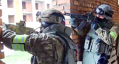 Представители силовых структур на спецоперации. Фото: http://nac.gov.ru/nakmessage/2015/04/02/v-khasavyurte-neitralizovan-glavar-kizlyarskoi-bandgruppy.html Представители силовых структур на спецоперации. Фото: http://nac.gov.ru/nakmessage/2015/04/02/v-khasavyurte-neitralizovan-glavar-kizlyarskoi-bandgruppy.html