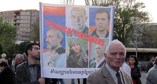 Плакат участников митинга в поддержку арестованных активистов. Ереван, 17 апреля 2015 г. Фото Армине Мартиросян для «Кавказского узла»