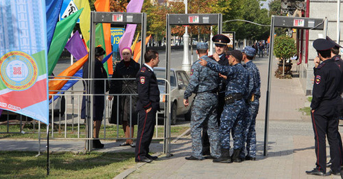 Сотрудники правоохранительных органов на улицах Грозного. Фото Магомеда Магомедова для "Кавказского узла"