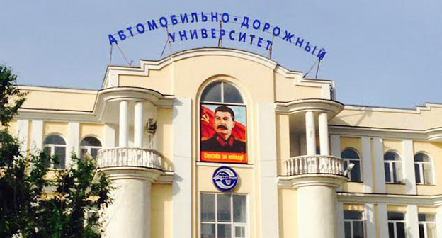 Портрет Сталина на здании университета в Махачкале. Фото Ахмеда Альдебирова для "Кавказского узла"