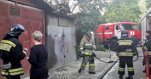 Пожар в гаражных боксах, расположенных между многоквартирными домами на улице Гагарина. Сочи, 29 апреля 2015 г. Фото Светланы Кравченко для "Кавказского узла" Пожар в гаражных боксах, расположенных между многоквартирными домами на улице Гагарина. Сочи, 29 апреля 2015 г. Фото Светланы Кравченко для "Кавказского узла"