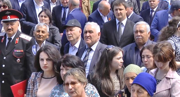 Участники митинга, посвященного 58-й годовщине возвращения карачаевского народа из депортации. Черкесск, 3 мая 2015 г. Фото http://www.riakchr.ru/v-karachaevske-proshel-torzhestvennyj-miting-posvyashchennyj-dnyu-vozrozhdeniya-karachaevskogo-naroda/