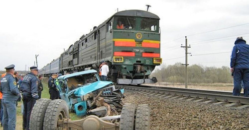На месте ДТП. Дагестан, 6 мая 2015 г. Фото http://www.riadagestan.ru/mobile/news/disasters_and_catastrophes/tovarnyy_poezd_i_avtomobil_stolknulis_na_pereezde_v_kizlyarskom_rayone_dagestana/ На месте ДТП. Дагестан, 6 мая 2015 г. Фото http://www.riadagestan.ru/mobile/news/disasters_and_catastrophes/tovarnyy_poezd_i_avtomobil_stolknulis_na_pereezde_v_kizlyarskom_rayone_dagestana/