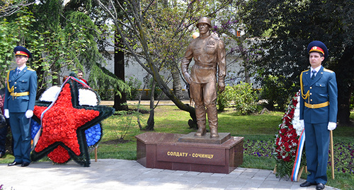 У памятнику солдату-сочинцу. Фото Светланы Кравченко для "Кавказского узла" У памятнику солдату-сочинцу. Фото Светланы Кравченко для "Кавказского узла"
