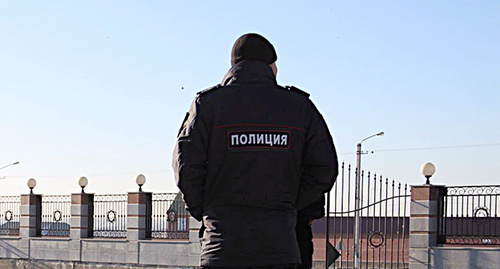 Сотрудник полиции. Фото Ахмеда Альдебирова для "Кавказского узла" Сотрудник полиции. Фото Ахмеда Альдебирова для "Кавказского узла"