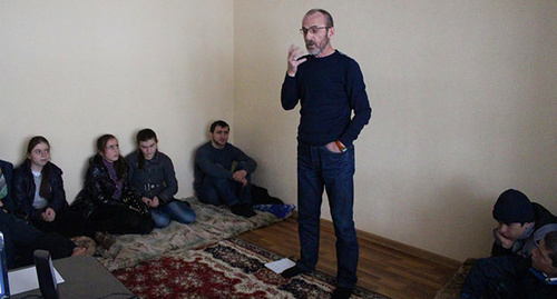  Доцент кафедры русской литературы Даггосуниверситета Муса Гаджиев читает участникам олимпиады лекцию о русской поэзии. Фото  Абакара Абакарова