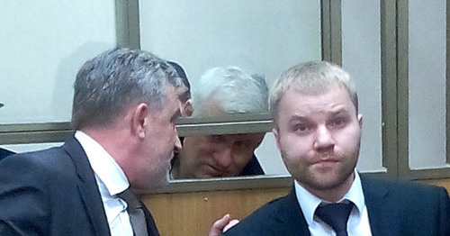 Саид Амиров общается со своими адвокатами (на переднем плане). Ростов-на-Дону, 12 мая 2015 г. Фото Олега Пчелова для "Кавказского узла"