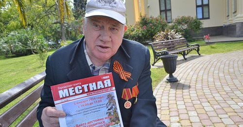 Ветеран войны Иван Новиков с номерами газеты "Местная", где публиковались материалы в защиту обездоленных стариков Сочи. Май 2015 г. Фото Светланы Кравченко для "Кавказского узла"