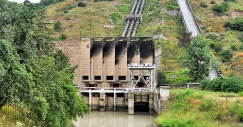 Баксанская ГЭС после диверсии 21 июля 2010 года. Фото: Aleshru https://ru.wikipedia.org