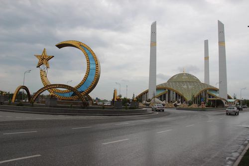 Мечеть "Сердце матери" имени Аймани Кадыровой в Аргуне. Фото Ахмеда Альдебирова для "Кавказского узла" Мечеть "Сердце матери" имени Аймани Кадыровой в Аргуне. Фото Ахмеда Альдебирова для "Кавказского узла"