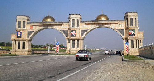Въезд в Гудермес. Фото: Олег Шеин https://ru.wikipedia.org Въезд в Гудермес. Фото: Олег Шеин https://ru.wikipedia.org