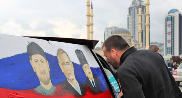 Автомобиль с изображениями президентов Чечни и России. Грозный, 9 мая 2015 г. Фото Магомеда Магомедова для "Кавказского узла"