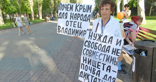 Галина Тихенко в одиночном пикете на Аллее Героев. Волгоград, 31 мая 2015 г. Фото Татьяны Филимоновой для "Кавказского узла" Галина Тихенко в одиночном пикете на Аллее Героев. Волгоград, 31 мая 2015 г. Фото Татьяны Филимоновой для "Кавказского узла"