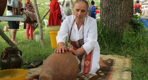 На фестивале мастеров приготовления масла с помощью Хноци - старинной ручной маслобойки. 2 июня 2015 год. Фото Алвард Григорян для "Кавказского узла"

