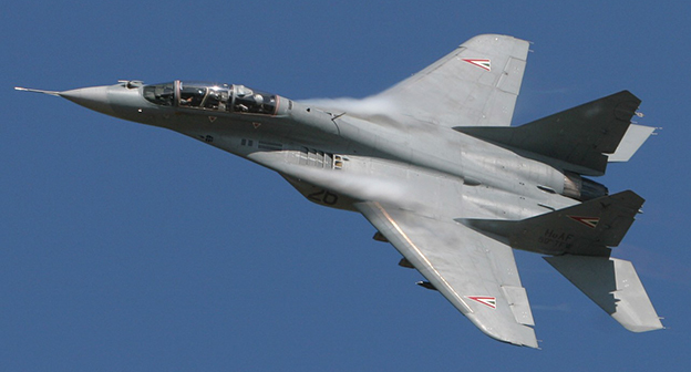 МИГ-29 в воздухе. Фото: Coert van Breda, https://ru.wikipedia.org/wiki/%CC%E8%C3-29#/media/File:HuAF_MIG29UB.jpg