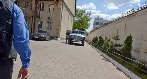 Двор Северо-Кавказского окружного военного суда под прикрытием бронированного полицейского &quot;Тигра&quot;. Май 2015 г. Фото Олега Пчелова для &quot;Кавказского узла&quot;