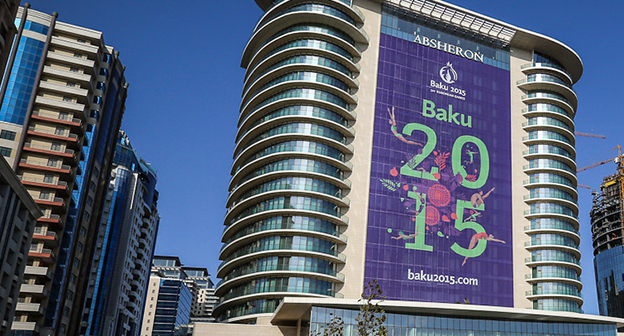 Плакат: "Баку 2015" на гостинице Mariott Absheron. Фото Ахмеда Альдебирова для "Кавказского узла"
