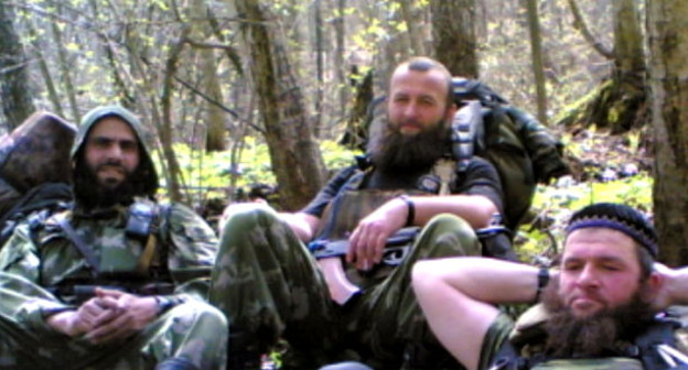 Аслан Бютукаев (в центре). Фото с одного из ресурсов, поддерживающих боевиков