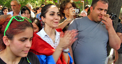 Участники акции протеста против подорожания электроэнергии. Ереван, 24 июня 2015 г. Фото Тиграна Петросяна для "Кавказского узла"