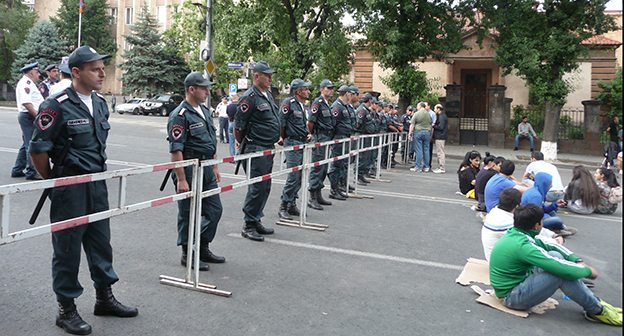 Сотрудники полиции во время акции протеста против подорожания электроэнергии. Ереван, 29 июня 2015 г. Фото Армине Мартиросян для "Кавказского узла"