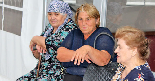 Малоимущие во время благотворительной акции, приуроченной к месяцу Рамадан. Нальчик, 2 июля 2015 г. Фото Людмилы Маратовой для "Кавказского узла"