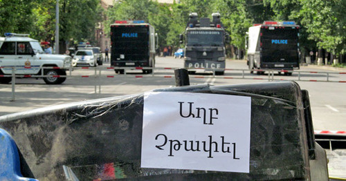 Акция протеста против подорожания электроэнергии. Надпись на плакате "Не мусорить!". 24 июня 2015 г. Фото Тиграна Петросяна для "Кавказского узла" Акция протеста против подорожания электроэнергии. Надпись на плакате "Не мусорить!". 24 июня 2015 г. Фото Тиграна Петросяна для "Кавказского узла"