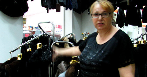 Предприниматель-арендатор Джаврият Зайнутова показывает поврежденные дождевой водой и штукатуркой шубы из натурального меха. Астрахань, 19 июля 2015 г. Фото Вячеслава Ященко для "Кавказского узла" Предприниматель-арендатор Джаврият Зайнутова показывает поврежденные дождевой водой и штукатуркой шубы из натурального меха. Астрахань, 19 июля 2015 г. Фото Вячеслава Ященко для "Кавказского узла"