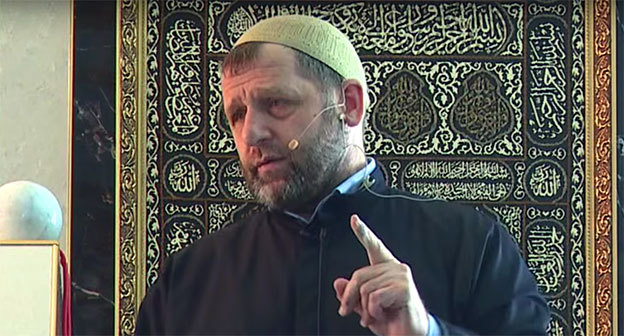 Хамзат Чумаков. Фото: стоп-кадр видео Проповеди
Хамзат Чумаков (Хутба, 31июля 2015 г), http://ingislam.ru/video/homilies/homily_442.html