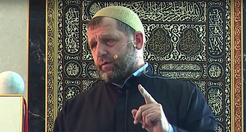 Хамзат Чумаков. Фото: стоп-кадр видео Проповеди
Хамзат Чумаков (Хутба, 31июля 2015 г), http://ingislam.ru/video/homilies/homily_442.html