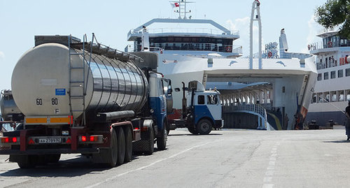Погрузка автомобиля на паром. Фото Н
ины Тумановой для "Кавказского узла"