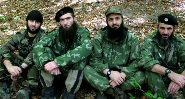 Асламбек Вадалов (второй справа) один из лидеров боевиков "Имарат Кавказ" признанной террористической организацией . Фото одного из сайтов, признанной террористической организации "Имарат Кавказ"