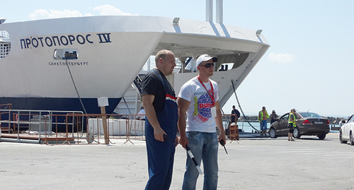 Сотрудники переправы во врем погрузки автомобилей на паром. Фото Нины Тумановой для "Кавказского узла"