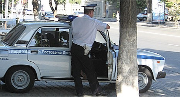 Сотрудник ГИБДД около служебного автомобиля. Фото: http://news.rostov-today.ru/index.php?id_razdel=23&d=8&m=10&y=2009