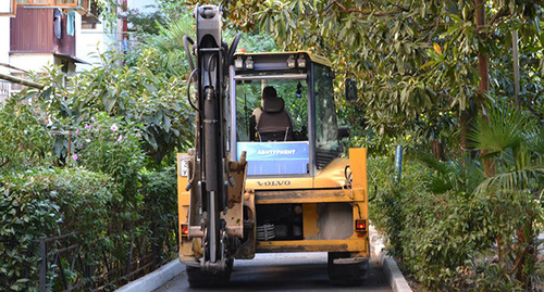 Строительная техника во дворе дома.  Фото Светланы Кравченко
