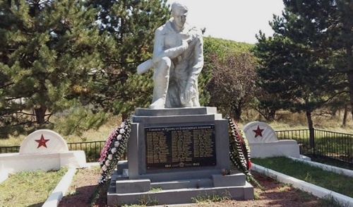 Памятникам воинам Великой Отечественной войны в селе Авнев. Фото: Sputnik-ossetia.ru/news/20150905/553208.html Памятникам воинам Великой Отечественной войны в селе Авнев. Фото: Sputnik-ossetia.ru/news/20150905/553208.html