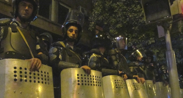 Сотрудники полиции на проспекте Баграмяна в Ереване во время акции протеста. 12 сентября 2015 года. Фото Армине Мартиросян для "Кавказского узла"