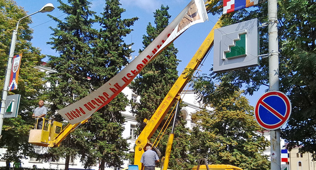 По случаю фестиваля "Французские дни в Арцахе", в столице Нагорного Карабаха в Степанакерте  развешиваются праздничные транспаранты. 16 сентября 2015 г. Фото Алвард Григорян для "Кавказского узла"