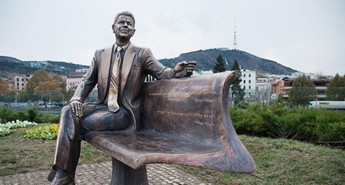 Памятник 40-го президента США Рональда Рейгана в Тбилиси. Фото: http://sputnik-georgia.ru/photo/20111123/214350795.html Памятник 40-го президента США Рональда Рейгана в Тбилиси. Фото: http://sputnik-georgia.ru/photo/20111123/214350795.html