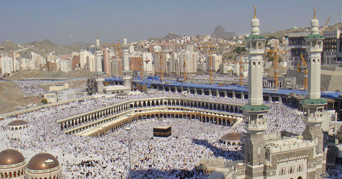 Мечеть аль-Харам и Мекка. Фото: Jazeera English - Al-Haram mosque https://ru.wikipedia.org Мечеть аль-Харам и Мекка. Фото: Jazeera English - Al-Haram mosque https://ru.wikipedia.org