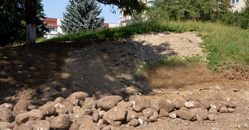 Древний курган, относящийся к майкопской археологической культуре был поврежден во время проведения земельных работ во дворе дома №7 по улице Ленина в центре Нальчика. Фото http://kbrria.ru/obshchestvo/v-centre-nalchika-unichtozhen-drevniy-kurgan-10237 Древний курган, относящийся к майкопской археологической культуре был поврежден во время проведения земельных работ во дворе дома №7 по улице Ленина в центре Нальчика. Фото http://kbrria.ru/obshchestvo/v-centre-nalchika-unichtozhen-drevniy-kurgan-10237