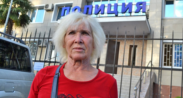 Людмила Савельева у здания полиции Адлера. Сочи, сентябрь 2015 г. Фото Светланы Кравченко для "Кавказского узла"