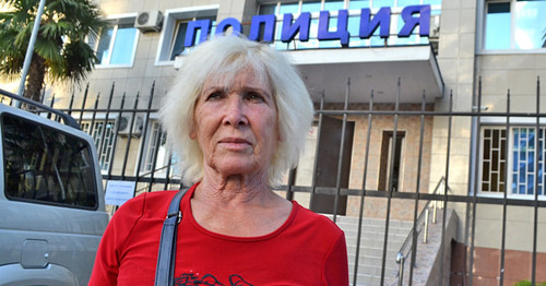 Людмила Савельева у здания полиции Адлера. Сочи, сентябрь 2015 г. Фото Светланы Кравченко для "Кавказского узла" Людмила Савельева у здания полиции Адлера. Сочи, сентябрь 2015 г. Фото Светланы Кравченко для "Кавказского узла"