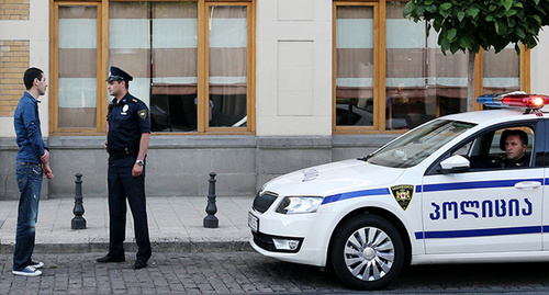 Сотрудники МВД Грузии на улице Тбилиси. Фото: http://ongun.ru/guns-law-in-georgia/ Сотрудники МВД Грузии на улице Тбилиси. Фото: http://ongun.ru/guns-law-in-georgia/