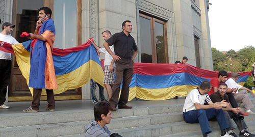 Инициативная группа "Нет грабежу!" готовится к митингу на площади Свободы. Фото Армине Мартиросян для "Кавказского узла" Инициативная группа "Нет грабежу!" готовится к митингу на площади Свободы. Фото Армине Мартиросян для "Кавказского узла"
