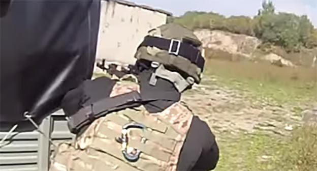 Сотрудник Спецназа. Фото: Стоп-кадр видео Спец наз,  http://www.youtube.com/watch?v=m4BF7aTjoh0