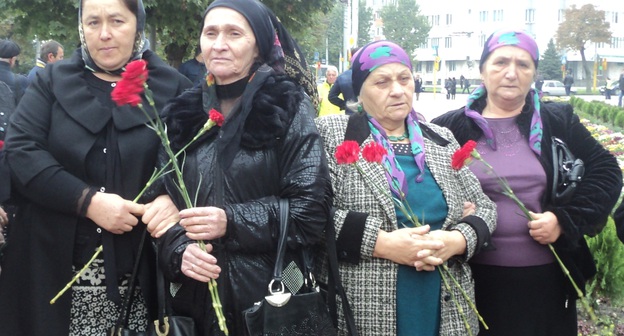 В траурном митинге, в том числе, приняли участие родственники погибших сотрудников правоохранительных органов. Нальчик, 13 октября 2015 г. Фото Людмилы Маратовой для "Кавказского узла".