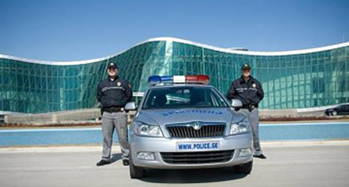 Сотрудники полиции Грузии перед зданием МВД Грузии.  Фото: http://www.vestikavkaza.ru:8890/news/MVD-Gruzii-prodolzhaet-goneniya-na-END.html