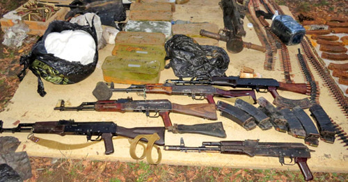 Тайник с оружием, обнаруженный в селе Сурхахи Назрановского района Ингушетии. 16 октября 2015 г. Фото http://nac.gov.ru/ Тайник с оружием, обнаруженный в селе Сурхахи Назрановского района Ингушетии. 16 октября 2015 г. Фото http://nac.gov.ru/