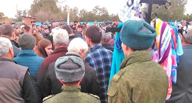 Жители хутора Гречаная балка прощаются с земляком Вадимом Костенко, погибшим в Сирии. Краснодарский край, 28 октября 2015 г. Фото: Евгений Титов